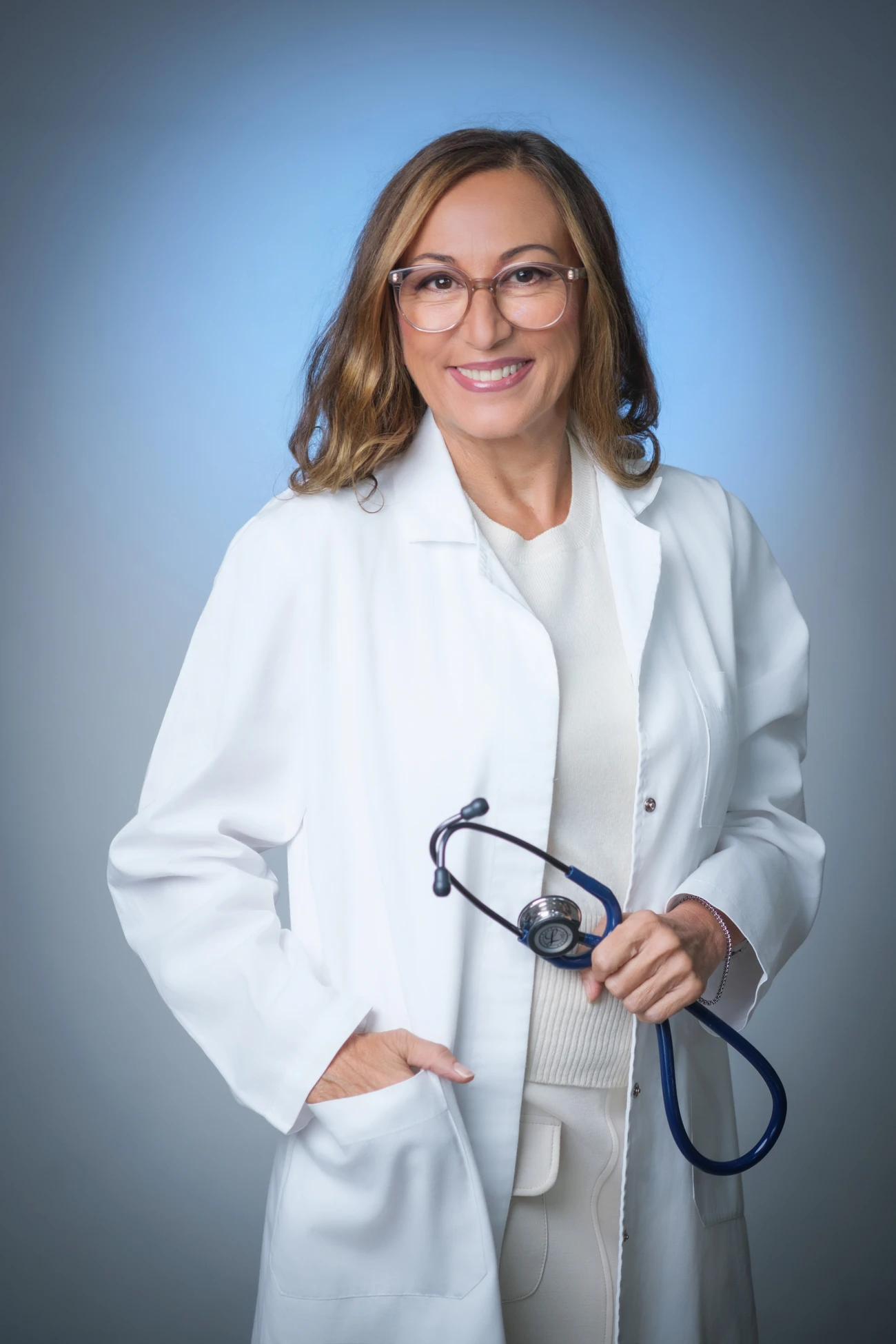 Dr. Isabella Wilden im weißen Arztkittel mit Stethoskop