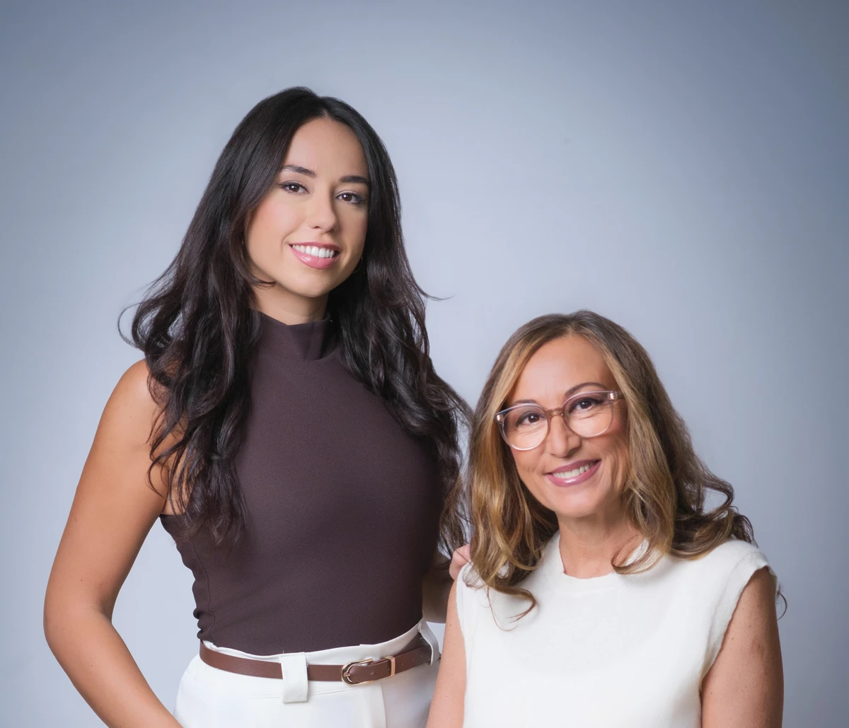 Dr. Isabella Wilden, sitzend, und Dr. Yvonne Tuszing, die neben ihr steht